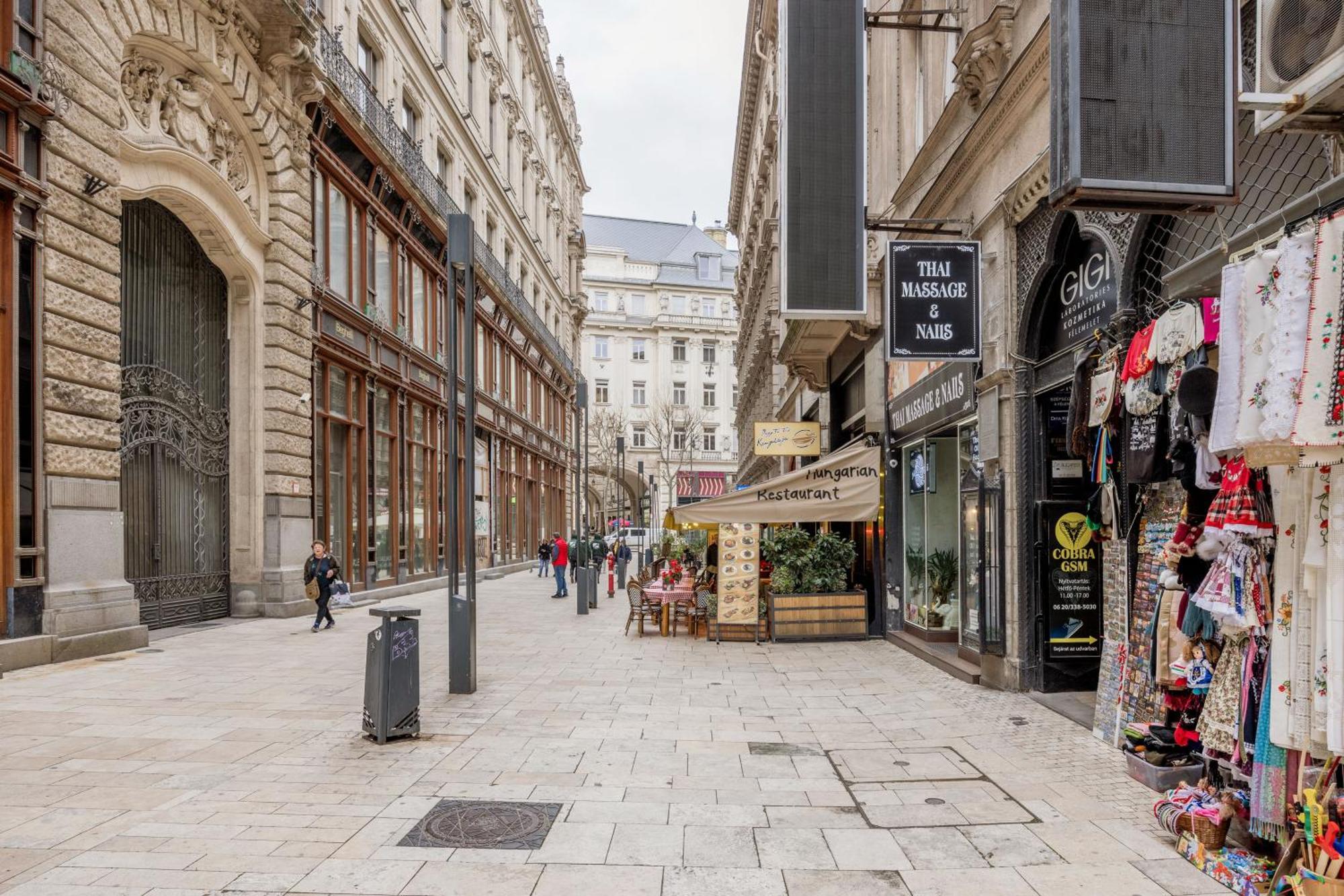 Urban Tranquillity By The Main Shopping Street Leilighet Budapest Eksteriør bilde