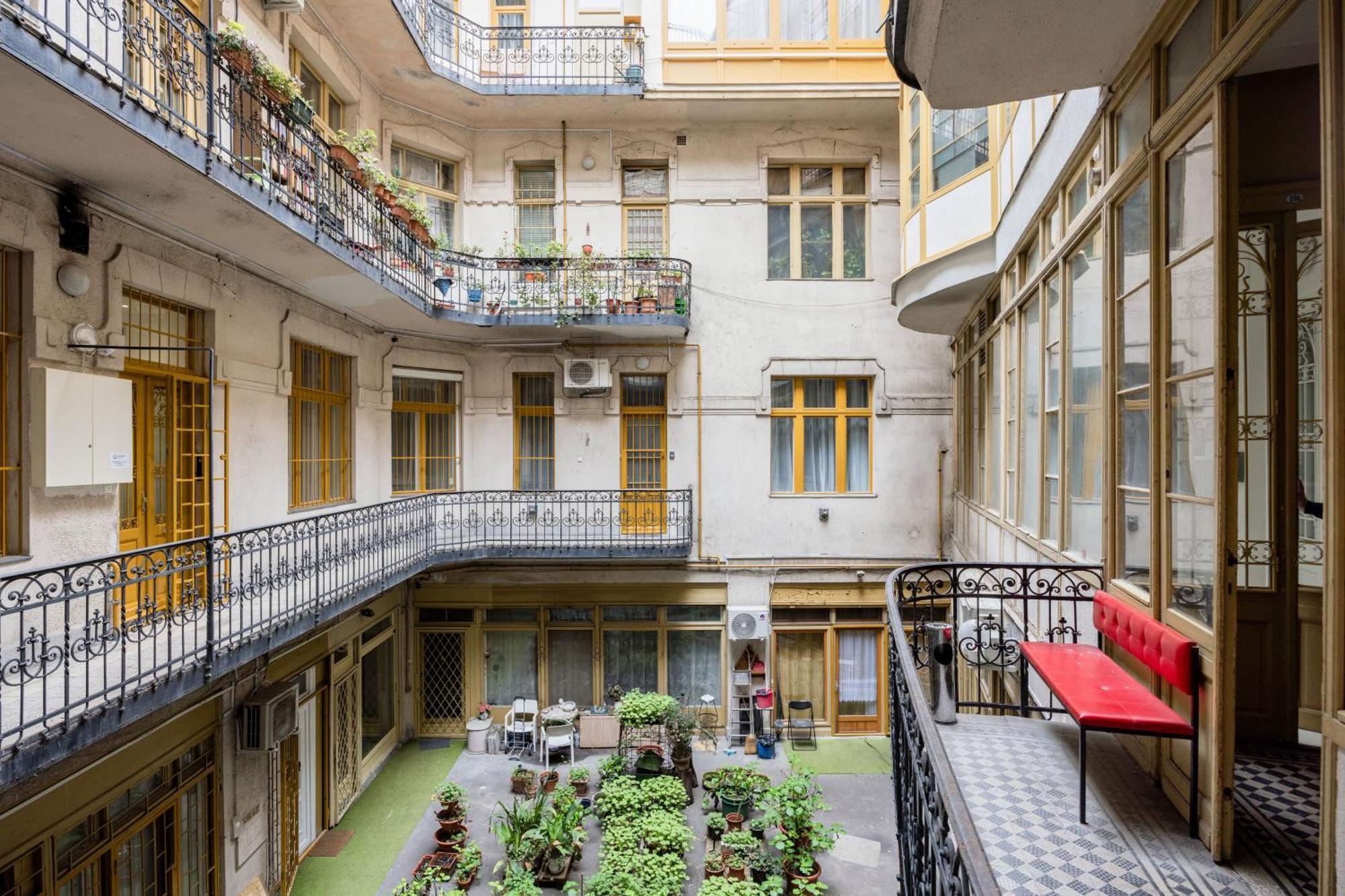 Urban Tranquillity By The Main Shopping Street Leilighet Budapest Eksteriør bilde